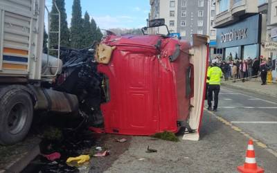 Giresun'da devrilen tırın sürücüsü yaralandı