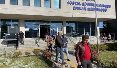 Karadeniz'de 5 ilde EYT'li vatandaşlar SGK önünde yoğunluk oluşturdu Karadeniz'de 5 ilde EYT'li vatandaşlar SGK önünde yoğunluk oluşturdu
