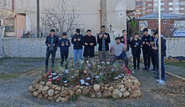 Kur'an Kursu öğrencileri şehidin mezarını ziyaret etti