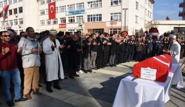 Teskeresine 3 gün kala trafik kazasında hayatını kaybeden askerin cenazesi toprağa verildi