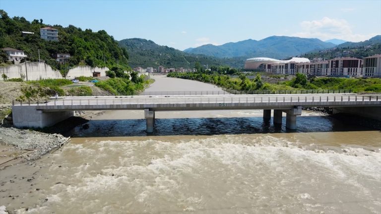 Giresun'da hastane ve stadyuma ulaşımı kolaylaştıracak köprünün yapımı tamamlandı