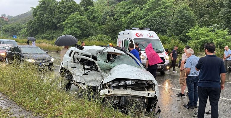 Giresun'da otomobil ile minibüsün çarpıştığı kazada 1 kişi öldü, 10 kişi yaralandı