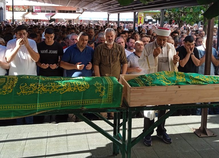 Giresun'da trafik kazasında ölen 2 kişinin cenazeleri toprağa verildi