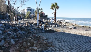 Giresun'un Tirebolu ilçesinde dalgalar nedeniyle oluşan hasar gideriliyor