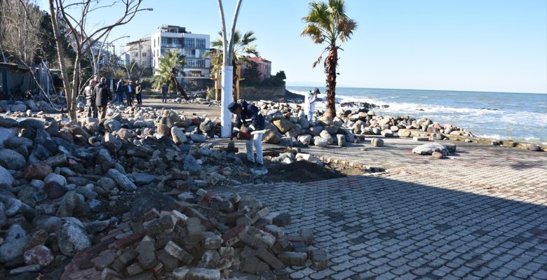 Giresun'un Tirebolu ilçesinde dalgalar nedeniyle oluşan hasar gideriliyor