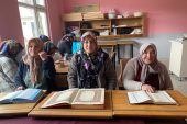 Espiye'de kadınlar Köy Yaşam Merkezindeki kursta Kur'an-ı Kerim öğreniyor