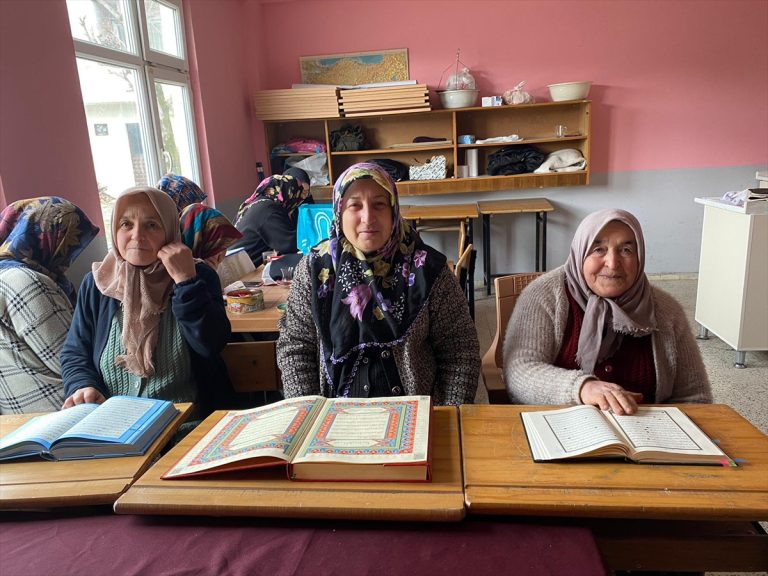Espiye'de kadınlar Köy Yaşam Merkezindeki kursta Kur'an-ı Kerim öğreniyor