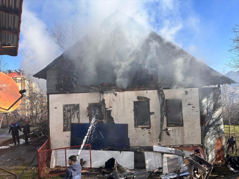 Şebinkarahisar'daki yangında iki ahşap evde hasar oluştu