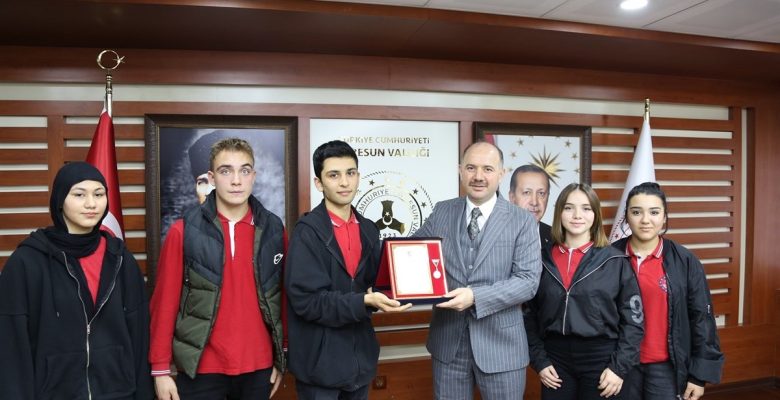 Vali Serdengeçti, Türk Silahlı Kuvvetleri için bağış yapan öğrencileri ödüllendirdi