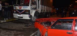 Giresun'da park halindeki kamyona çarpan otomobilin sürücüsü yaralandı